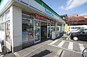 ファミリーマート城町店 204m