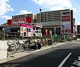 マックスバリュグランド名西店 681m