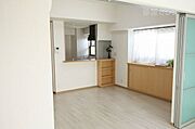 写真は角部屋の画像です
