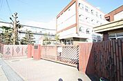 名古屋市立山田中学校 731m