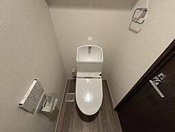 上部に収納があるトイレ。