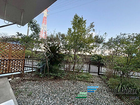 頬をなでる優しい風を感じることが出来るバルコニー。つい深呼吸をしたくなる気持ちの良い眺望はこのお部屋の自慢です。洗濯物を干すスペースとしても十分な広さがあります。
