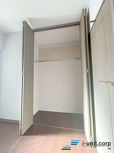楽々片付けができる収納スペース。ご家族の洋服やお荷物などがスッキリと片付き、日々の空間を広々と演出してくれる手助けになりますね♪
