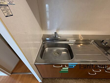 「立ち上がり」が広くとられたキッチン。作業スペースの確保からお料理の受け渡しまでらくらくです。お料理のできる過程がリビングからも分かり、食器準備やお片付けもご家族でみんなでできます。