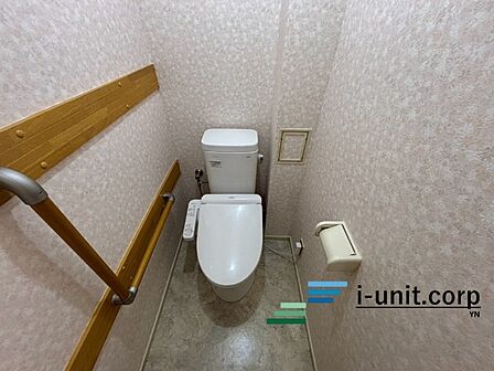 トイレはウォシュレット機能付きの最新タイプ。来客やご友人も使うので、いつも清潔を保てるように配慮しなければならない場所。見た目から清潔感あるホワイトを基調にデザインされました。