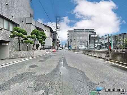車通りも少ない閑静な前面道路です