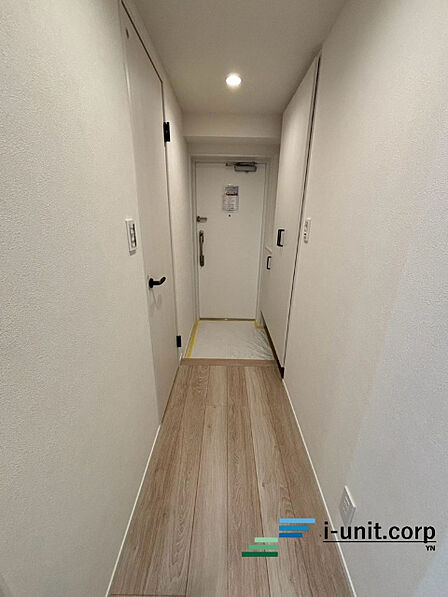 家族全員の靴を収納出来、暖かな日差しが差し込み収納豊富な玄関です。