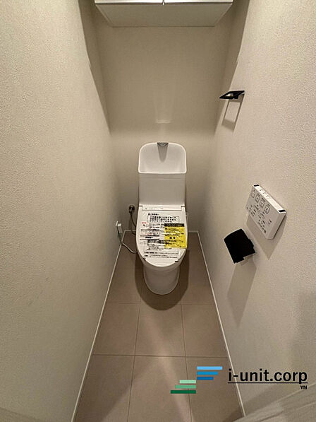 トイレはウォシュレット機能付きの最新タイプ。来客やご友人も使うので、いつも清潔を保てるように配慮しなければならない場所。見た目から清潔感あるホワイトを基調にデザインされました。
