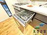 キッチン：【同仕様】 ビルトインタイプ食器洗乾燥機です。 食器洗いの手間＆時間が軽減できるアイテム。高温水や高圧水流を使うことにより効率よく食器洗浄できます。殺菌効果も高いので哺乳瓶などを使う家庭でも大変便利。
