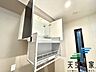 キッチン：【同仕様】 奥様にうれしい収納です。リフトダウンウォールは標準仕様です。 キッチン背面には昇降式の収納完備で、デットスペースもなく有効活用頂けます！