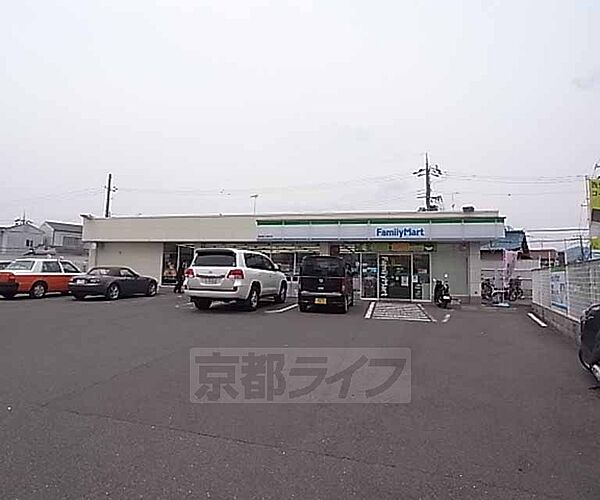画像27:ファミリーマート天神川高辻店まで714m 天神川四条を南に下がったところにあります。駐車場が広いコンビニです。