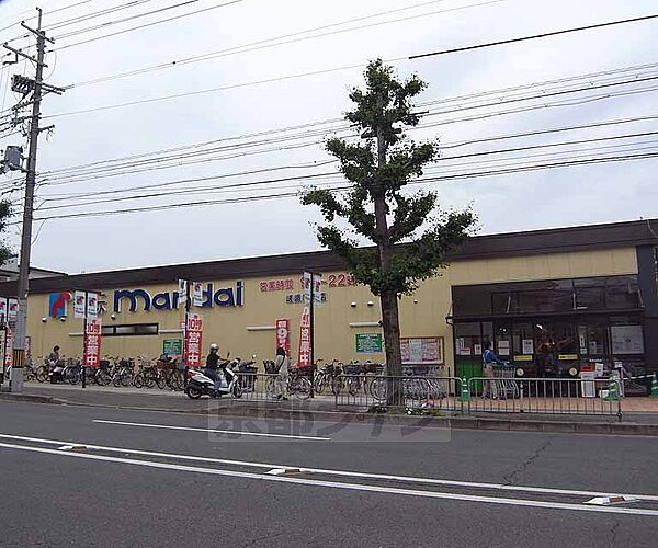 万代 嵯峨広沢店まで1006m 丸太町通り沿いにございます 駐車場も広めです