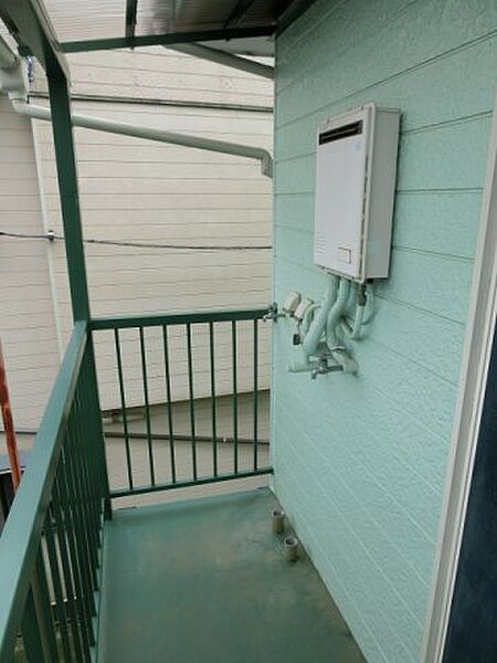 画像16:玄関外廊下に洗濯機置き場。