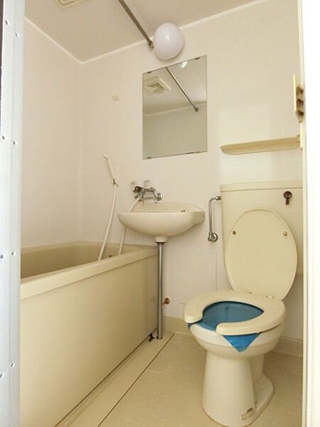 画像11:ユニットバス内トイレ。