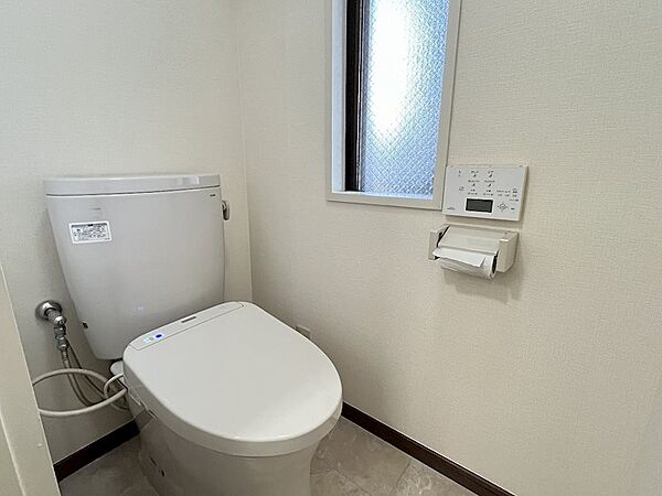 画像8:トイレは温水洗浄便座付きです