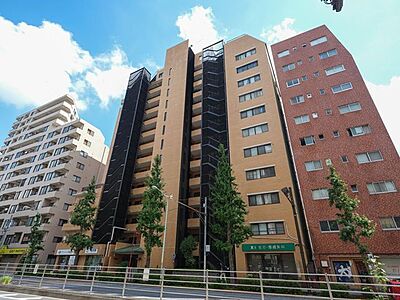 外観：外壁タイル貼りのマンション。東京メトロ有楽町線「護国寺」駅徒歩4分など、3駅2路線が利用できる利便性の良い立地です。