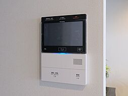 訪ねてきた相手をモニター越しに確認でき、防犯対策に役立ちます。インターホン越しに話をすることが可能です。