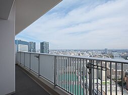 約12m2の広がりを持つワイドスパンバルコニーです。青空と水の潤いを眺めてほっと一息。開放感あふれるリフレッシュスペースです。