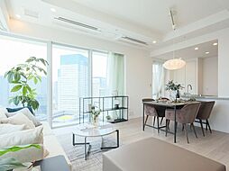 都会の利便性を享受しながら、心穏やかなひと時を大切に過ごせる住まいです。上質で気品溢れるホワイト基調のお部屋は、機能性とデザイン性を兼ね備えた空間です。