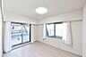 寝室：洋室1（約6.5帖）は二面採光で一日を通して優しい光が差し込むお部屋です。壁一面の大きなクローゼットを設置していますので、お部屋はきれいに整頓出来ます。お好みのインテリアや小物で空間を演出して頂けます