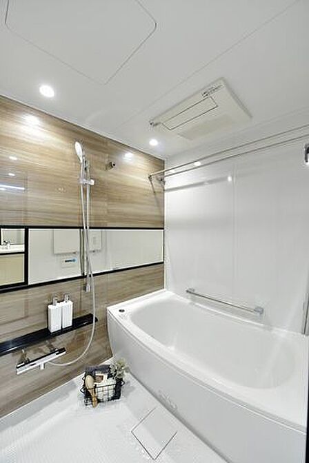 体をすっぽりと包み込むような入浴感が心地よい浴槽を採用しておりますので、より深いリラックスタイムを過ごせる1418サイズのバスルームです。浴室暖房乾燥機完備で、衣類の乾燥も気軽に行えます。