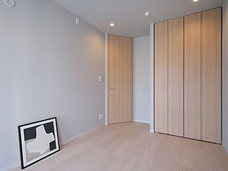 天井まで高さのあるフルハイトの建具を用いることで、開放感のある空間づくりを実現しました。美しいフォルムで格調高さを醸し出します。