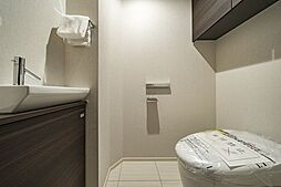 カウンターや吊戸棚、手洗い水栓などがあり、便利で実用的でもあるトイレです。毎日使う場所だからこそ、清潔感と使いやすさを考慮しました。