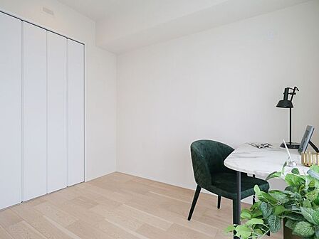 約4帖の洋室2は南東向きのクローゼット付きのお部屋です。テレワークや読書などの作業スペースとしても快適にお使いいただけます。