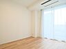 子供部屋：バルコニーに面した洋室2は約5.3帖の明るいお部屋です。リビングに隣接しながらも独立性が高く、伸びやかな時間をお過ごしいただけます。
