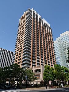 外観：伝統を色濃く残す街並みに佇む、美しくモダンな外観が印象的なランドマークタワーです。『神保町』駅直結でアクセス良好なレジデンスです。