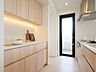 キッチン：キッチンの背面にはお揃いのデザインのカップボードを設置しています。吊戸棚と足元に収納棚があり、食器や調味料など様々なものを収納することができます。