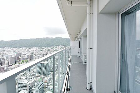 33階部分、南西向きのバルコニーからは神戸の街を堪能できる爽快な眺めが広がります。一日のどの時間をとっても美しい景色が広がり、毎日の生活を充実させてくれます。