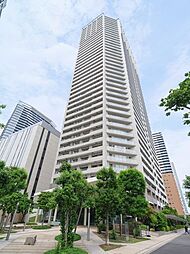 充実の共用施設・上質なサービスを備えた総戸数590戸の高級タワーマンションです。地上40階建ての透明感溢れるフォルムは、いつの時代も輝きを失わない洗練された佇まいです。