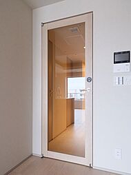 LDへと続くガラス扉は、やわらかな光を通して空間に奥行きをもたらします。視線をやさしくつなぎながらもほどよい区切りを保ち、明るく軽やかな印象の動線を演出しています。