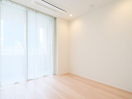 南向きでたっぷりの自然光が心地よい洋室1です。柔らかな表情を生むフローリング素材を採用し、穏やかな時間を紡ぎ出す居住空間です。