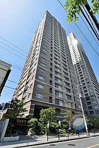 外観：2009年建築、免震構造タワーレジデンスです。2025年に大規模修繕工事実施済みで、管理体制もしっかりしており安心してお住まい頂けます。2頭までペット飼育可能、1階にはグルーミングルーム完備です。