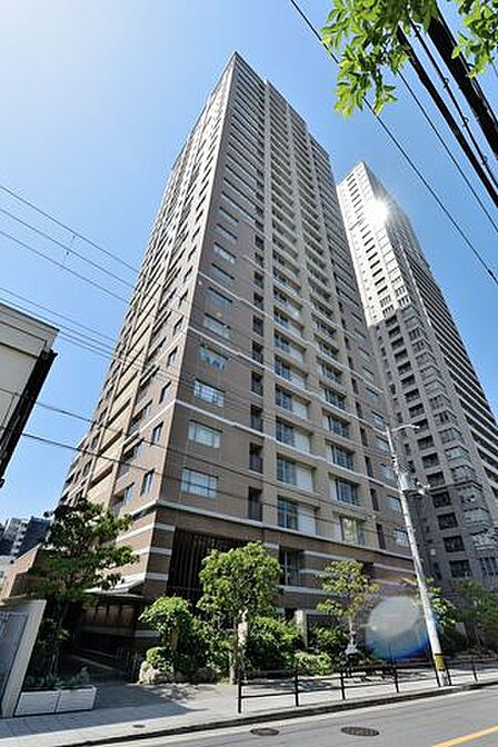 2009年建築、免震構造タワーレジデンスです。2025年に大規模修繕工事実施済みで、管理体制もしっかりしており安心してお住まい頂けます。2頭までペット飼育可能、1階にはグルーミングルーム完備です。