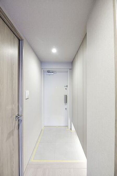 フットライトが優しく足元を照らし、高級感がありながらも温かみのある空間を演出しています。人感センサーライトを設置済みで、手がふさがっている時やお子様の帰宅時なども自動点灯で快適にお使いいただけます。