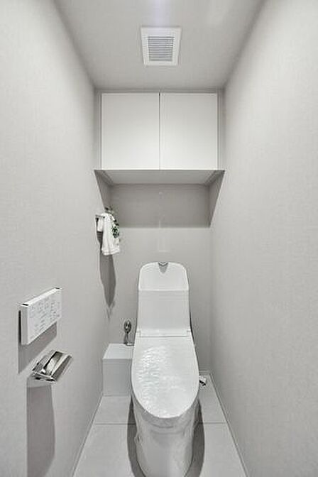 TOTO製ウォシュレット一体型のトイレ新規交換済みです。汚れの付きにくい素材やお手入れしやすい機能を搭載しており、いつも清潔な空間を保てます。吊戸棚を設置しましたので、収納も便利です。