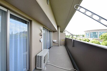 4階部分で前面を遮る建物はありませんので、気持ちよくお洗濯物を干すことができます。ゆとりのあるバルコニーにはスロップシンクを完備し、お掃除や植物のお手入れなどにも便利にご使用いただけます。