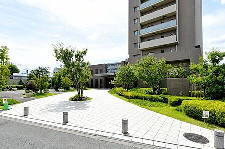 平成20年建築、総戸数232戸のビッグコミュニティです。2頭までペットを飼育することができ、ペット足洗い場を完備しています。焼野小学校まで約720m、茨田北中学校まで約850mです。