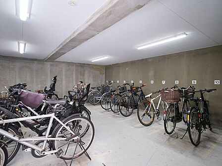 生活圏が広がる駐輪場を完備しています。自転車利用で足を延ばせば、暮らしがさらに便利になりますね。※空き状況は変化することがございますのであらかじめご了承ください。