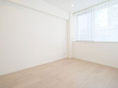 リビングに隣接した明るい洋室1。お子さまの成長に合わせて子ども部屋としてはもちろん、在宅ワークや趣味のスペースとしても活用できます。家族構成やライフスタイルの変化に柔軟に対応できる一室です。