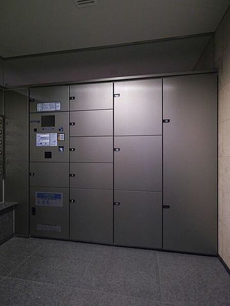 24時間いつでも荷物受け取りが可能。プライベートの時間を邪魔されず、配達時間も気にせず過ごすことができる便利な設備です。