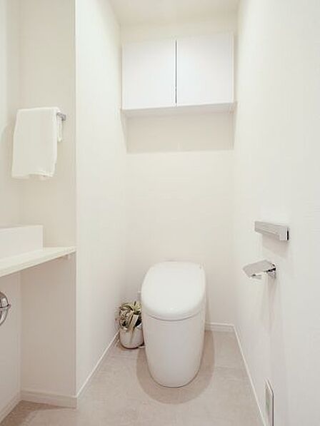 レストルームには洗練されたお部屋にふさわしい、スタイリッシュなタンクレストイレを採用しています。収納や手洗いカウンターもあり、毎日使う場所だからこそ、清潔感と使いやすさを考慮した空間です。