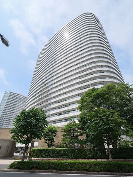 海からの風を感じられる「みなとみらい」駅徒歩3分に佇む、三菱地所旧分譲の地上30階建て免震タワーレジデンスです。コンシェルジュサービスを始めとした、様々な共用設備等が充実しています。