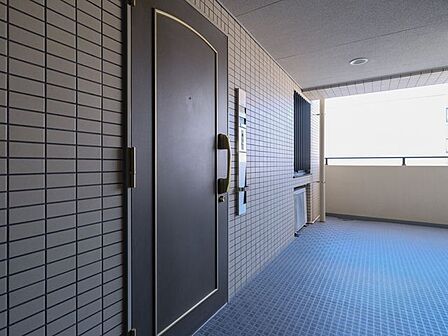 日々の通勤や通学はもちろんのこと、ショッピングからレジャーまで自在に楽しめる便利なポジションが、アクティブな日常を叶えてくれます。