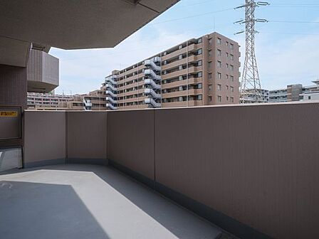 約22.89m2の広々としたL字型バルコニーです。角住戸ならではのゆとりある屋外空間が、暮らしにさらなる開放感をもたらします。