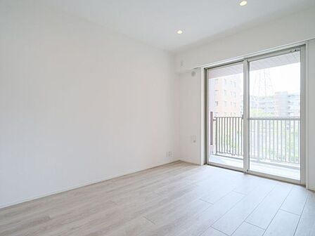 洋室2はバルコニーにつながるお部屋です。陽光に包まれた穏やかな空間で、自分らしい時間を楽しめます。