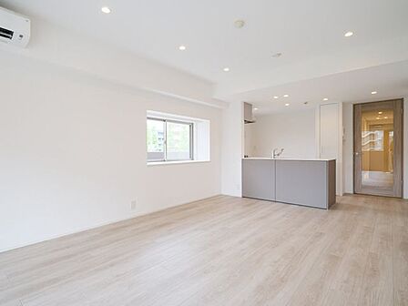 心地よい素材感を活かし、ぬくもりが感じられるナチュラルテイストな住空間です。しっとりとおちついた色味を合わせて仕上げ、上品さをさりげなく漂わせるリビングです。